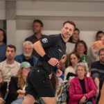 Scheidsrechter Dave van der Meulen in actie tijdens IKF Korfball Champions League